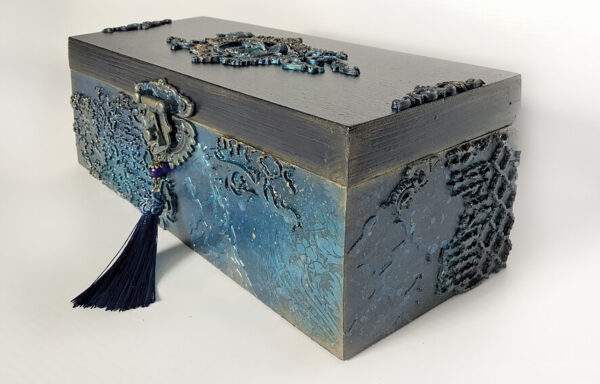 Pudełko z pozytywką w granatach