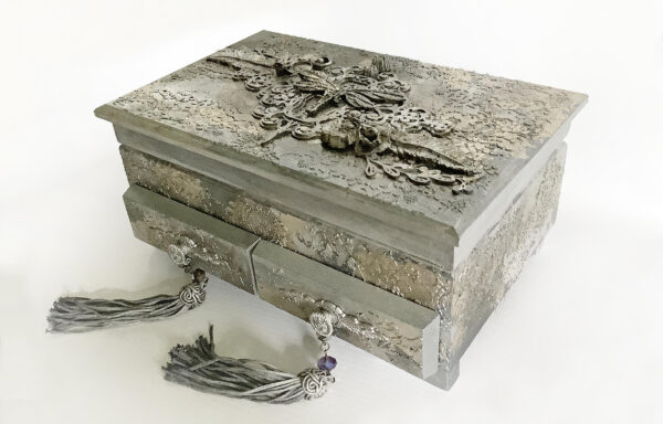 Pudełko z szufladkami w srebrze