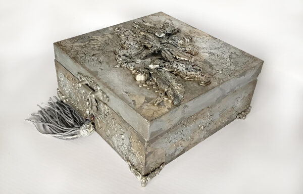 Małe pudełko z ważką