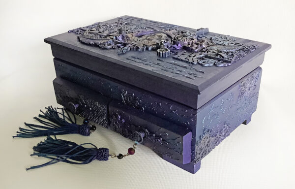 Pudełko z szufladkami w fioletach