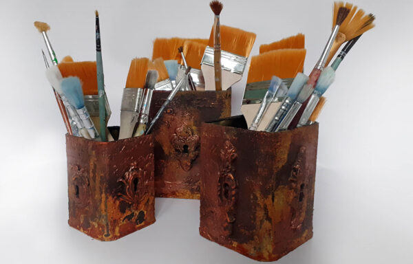 Rdzawe pojemniki na przybory