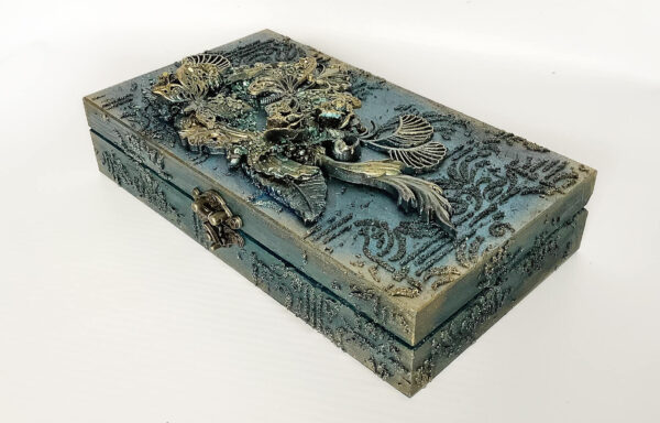 Pozłacane pudełko na pieniądze w granatach